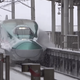 Imagen para el artículo titulado Mira como un tren bala japonés atraviesa una estación nevada a toda velocidad